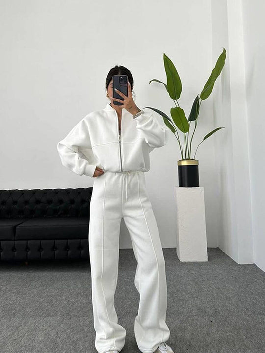 Damen sportive Oversize-Fleecejacke mit diagonaler Reißverschluss-Optik und weit geschnittener High-Waist-Jogginghose Shop Nory