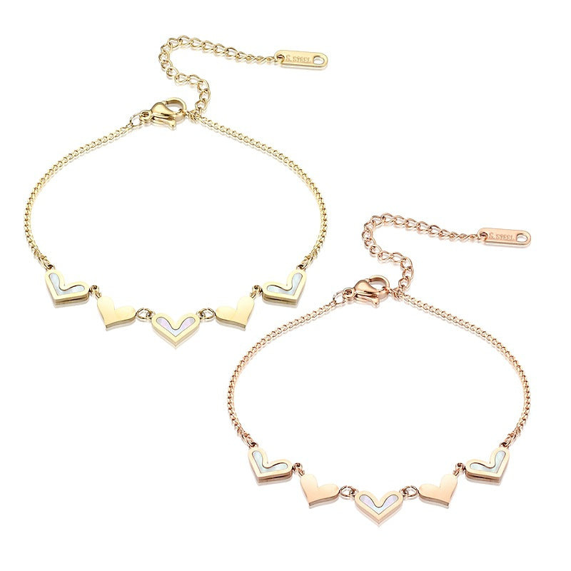 Damen Armreif mit herzförmigen Anhängern und elegantem Design Shop Nory