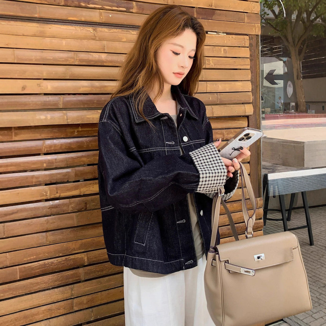 Damen Boxy-Jeansjacke mit kontrastierenden Nähten, Kordelzugsaum und karierten Manschetten Shop Nory