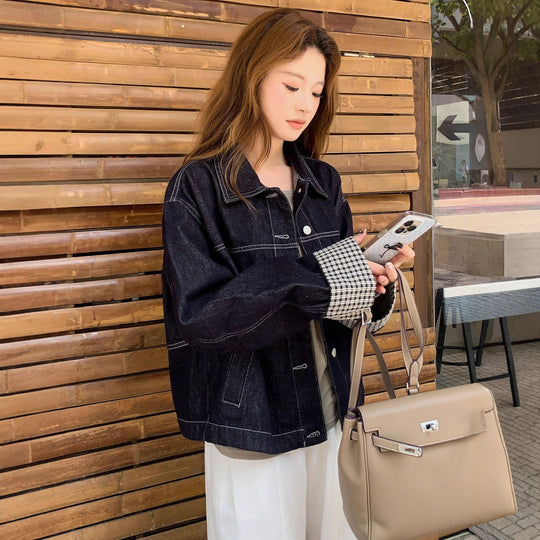 Damen Boxy-Jeansjacke mit kontrastierenden Nähten, Kordelzugsaum und karierten Manschetten Shop Nory