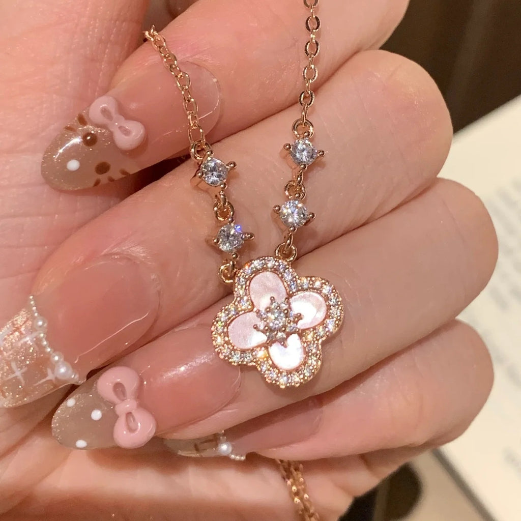 Damen Halskette mit kunstvollem Blumenanhänger und funkelnden Kristallen Shop Nory