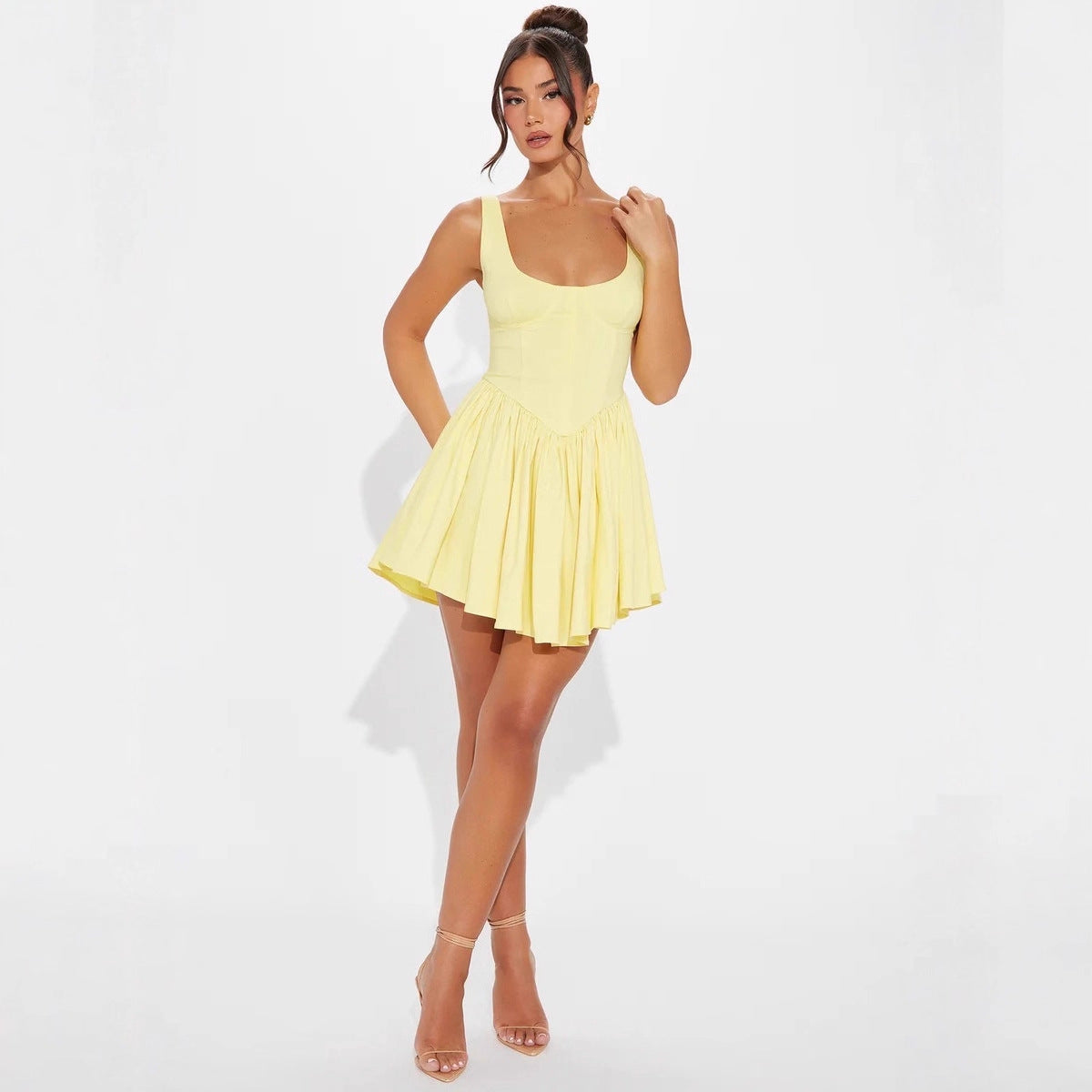 Damen Minikleid mit figurbetontem Oberteil und schwingendem Rock