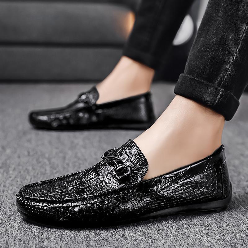 Herren Mokassin-Slipper mit Krokoprägung und dekorativem Metallzierring Shopy Nory