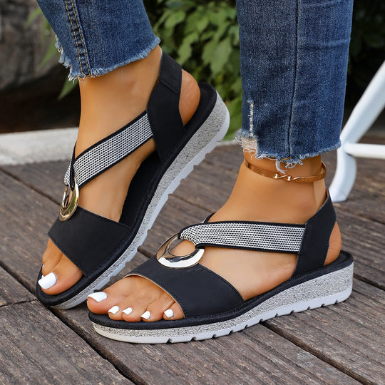 Damen Bequeme Keil‑Sandalen mit Zehensteg, elastischem Riemen und dekorativem Metallring Shop Nory