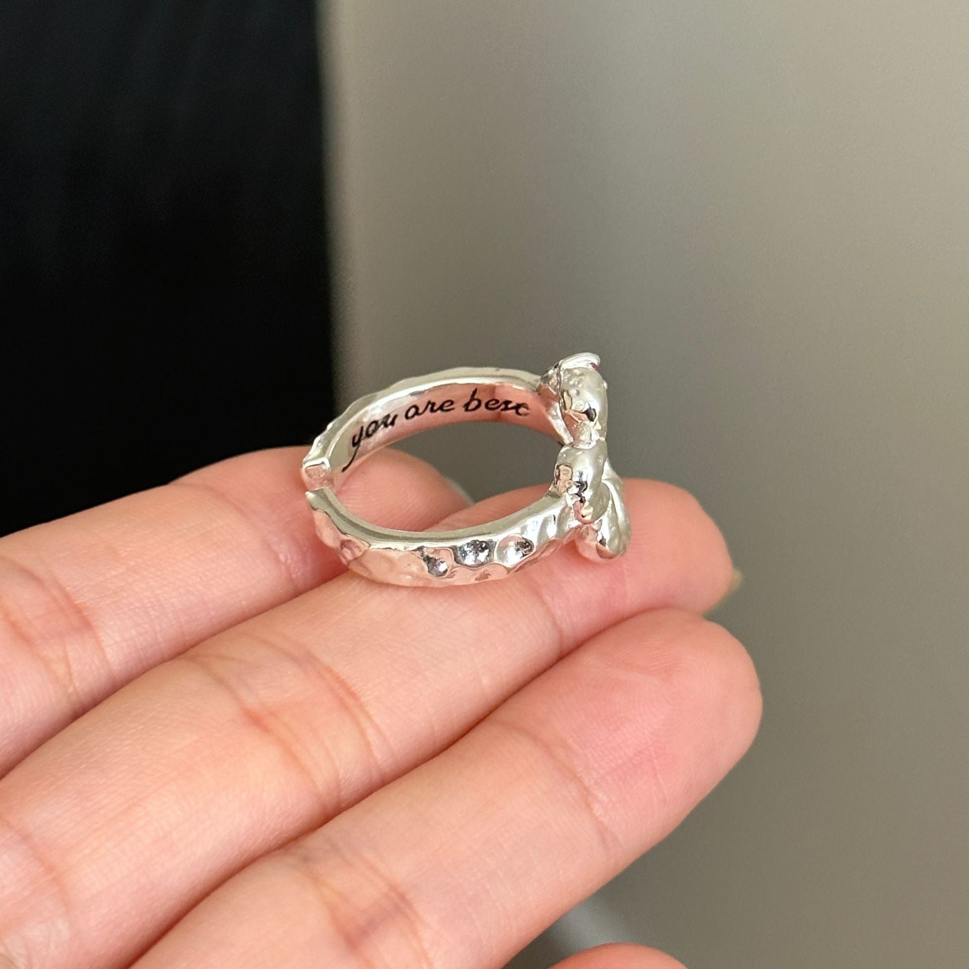 Damen Ring mit filigranem Blumenmuster und funkelndem Akzent Shop Nory