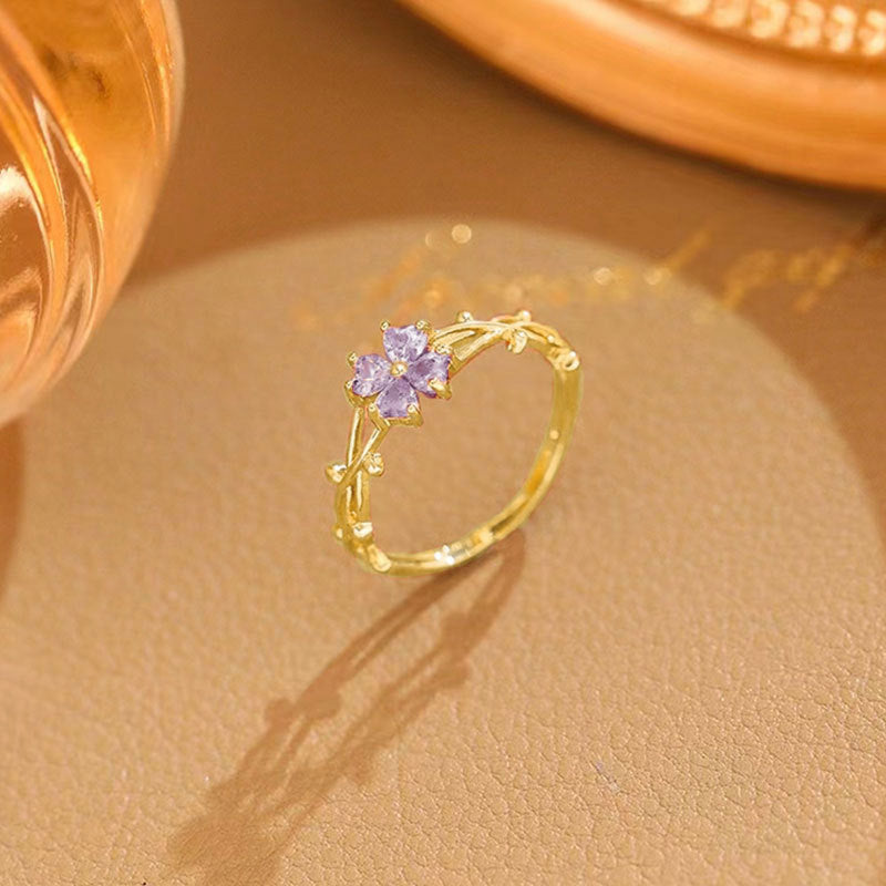 Damenring mit floralem Design und funkelnden Edelsteinen Shop Nory