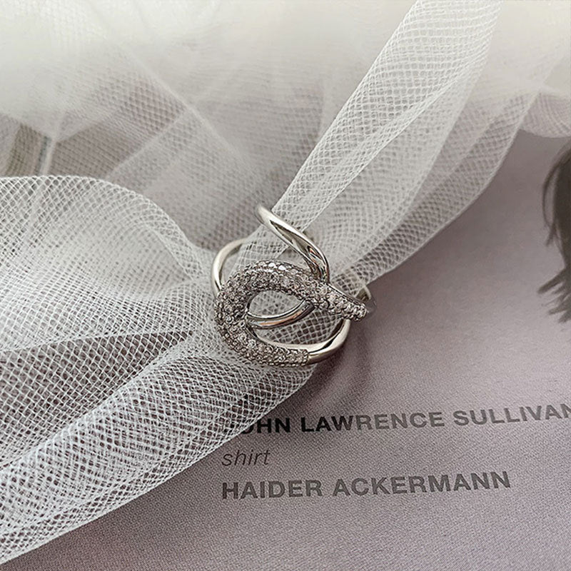 Damenring mit elegantem geschwungenen Design und funkelnden Zirkonia Shop Nory
