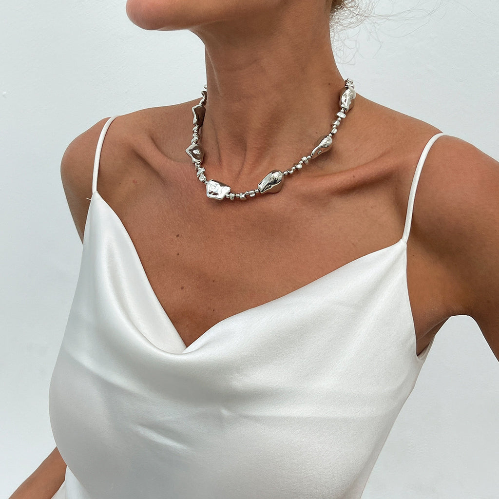 Damen elegante Kette mit asymmetrischem Perlen-Design und Metallakzenten Shop Nory