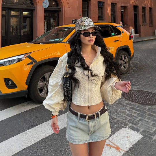 Damen Cropped-Steppjacke mit taillierter Silhouette, strukturierter Waffeloptik und Ballonärmeln Shop Nory