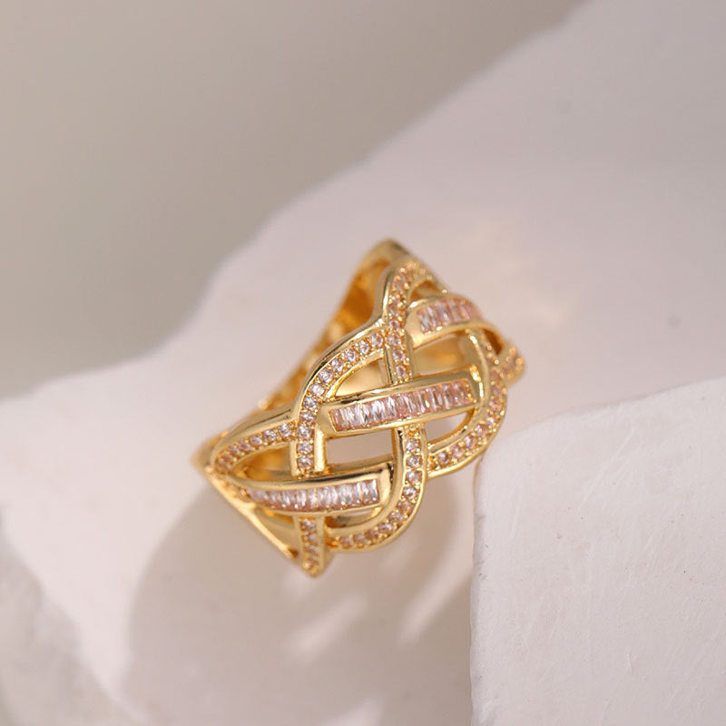 Damen eleganter und kunstvoll gestalteter Ring mit funkelnden Zirkoniasteinen Shop Nory