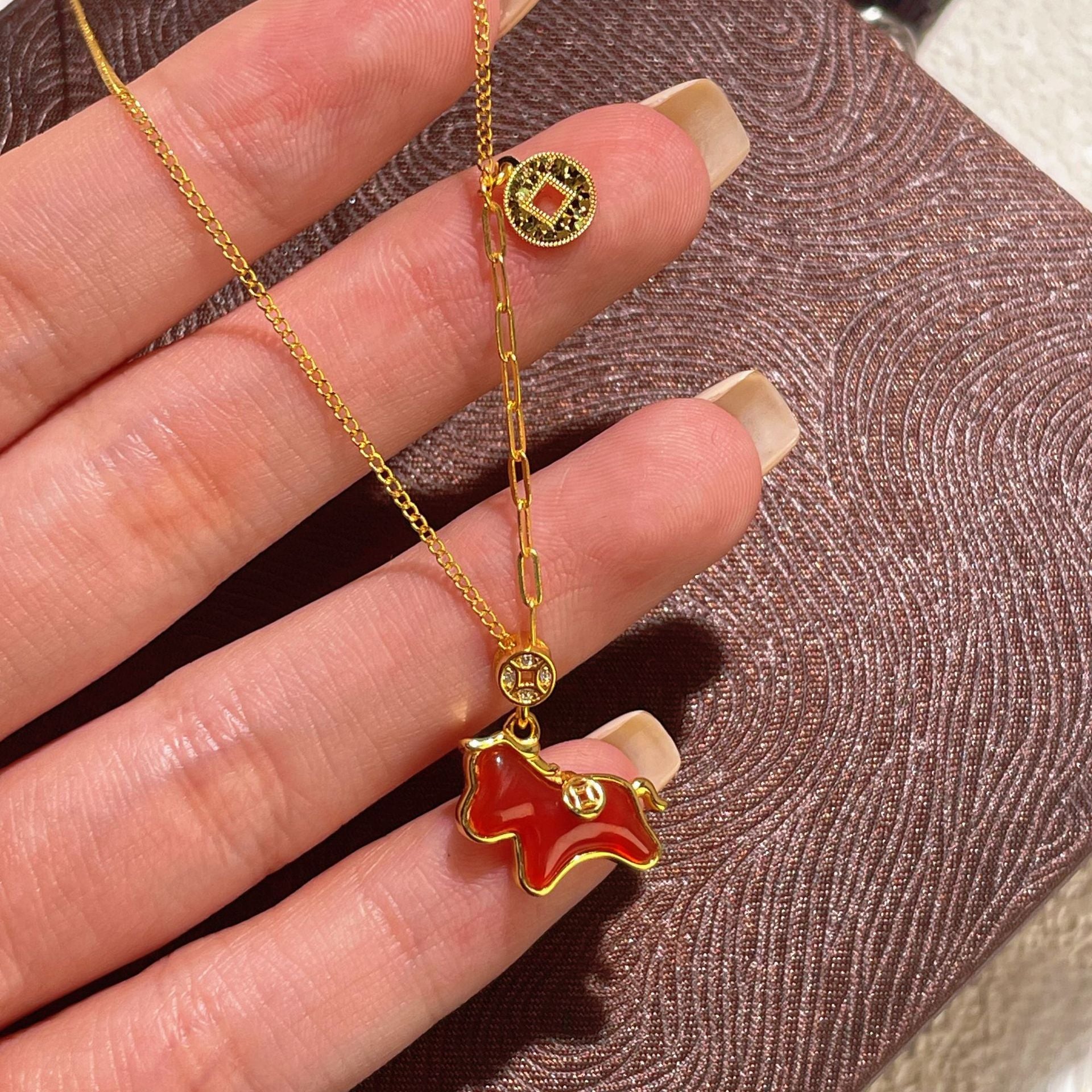 Damen Halskette mit trendigem Hundehals-Anhänger und goldener Gliederkette Shop Nory