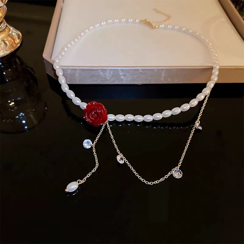 Damen Halskette mit perligen Akzenten und rotem Rosenanhänger Shop Nory