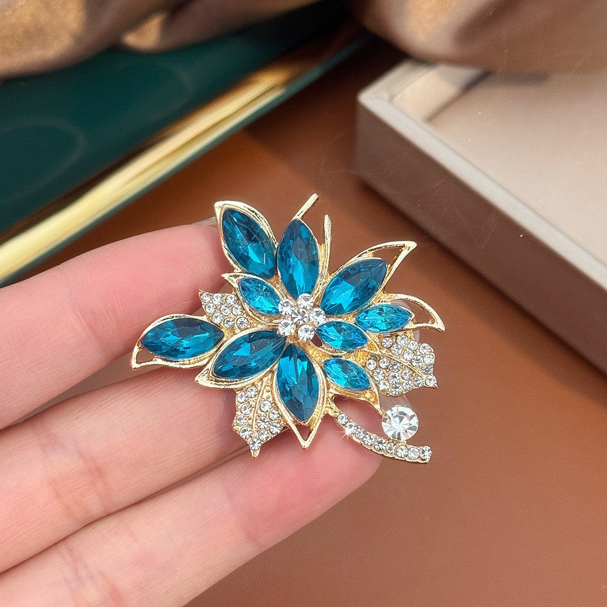 Filigrane Emaillierte Ahornblatt-Brosche mit Zirkonia