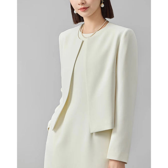 Damen Kragenloser Kurzblazer mit verdeckter Frontblende und leicht taillierter Silhouette Shop Nory
