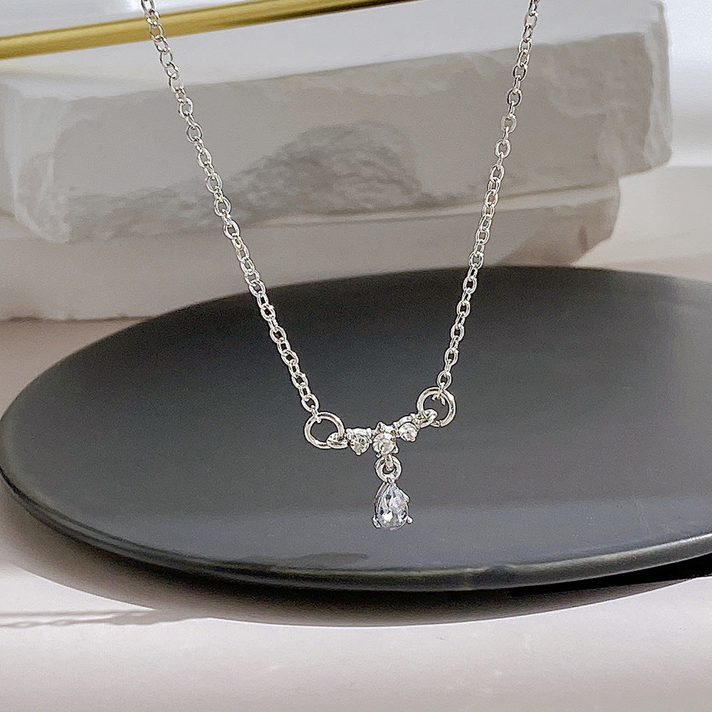 Damen elegante Halskette mit funkelndem Tropfenanhänger und zarten Kristallakzenten Shop Nory