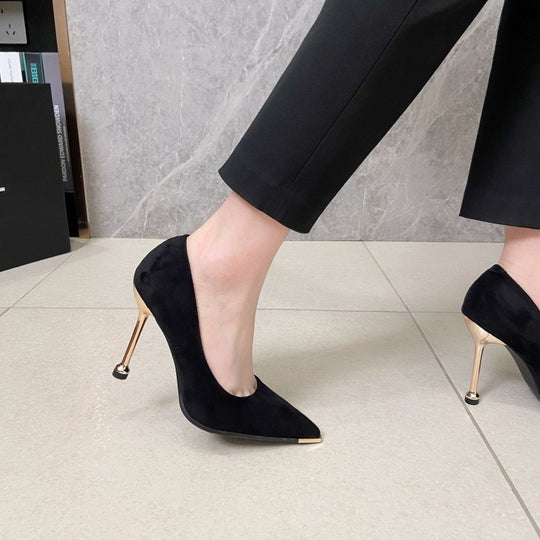 Damen Elegante spitz‑quadratische Velours‑Pumps mit kleinem Blockabsatz und goldener Zehenkappe Shop Nory