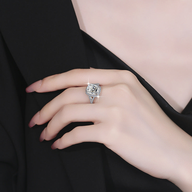 Damen Verlobungsring mit elegantem facettiertem Hauptstein und funkelndem Zirkonia-Besatz Shop Nory