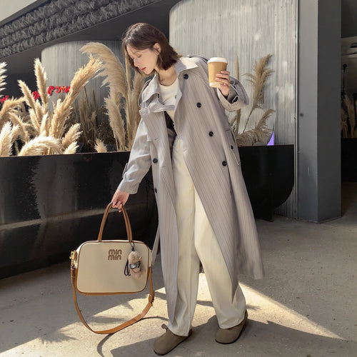 Damen Lang geschnittener Nadelstreifen-Trench mit Volumenärmeln, Schulterriegeln und Bindegürtel Shop Nory