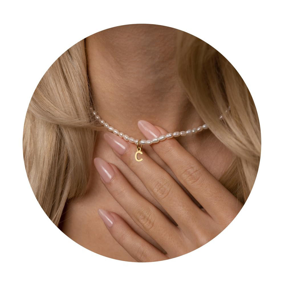 Damen Halskette mit zartem Perlenmuster und personalisiertem Anhänger Shop Nory