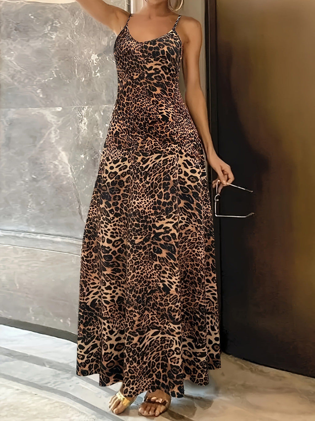 Damen Maxikleid mit Spaghetti-Trägern und asymmetrischem Tiermuster