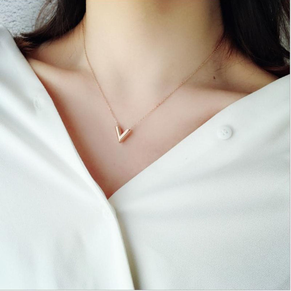 Damen Halskette mit modernem V-Anhänger und eleganter Gliederkette Shop Nory