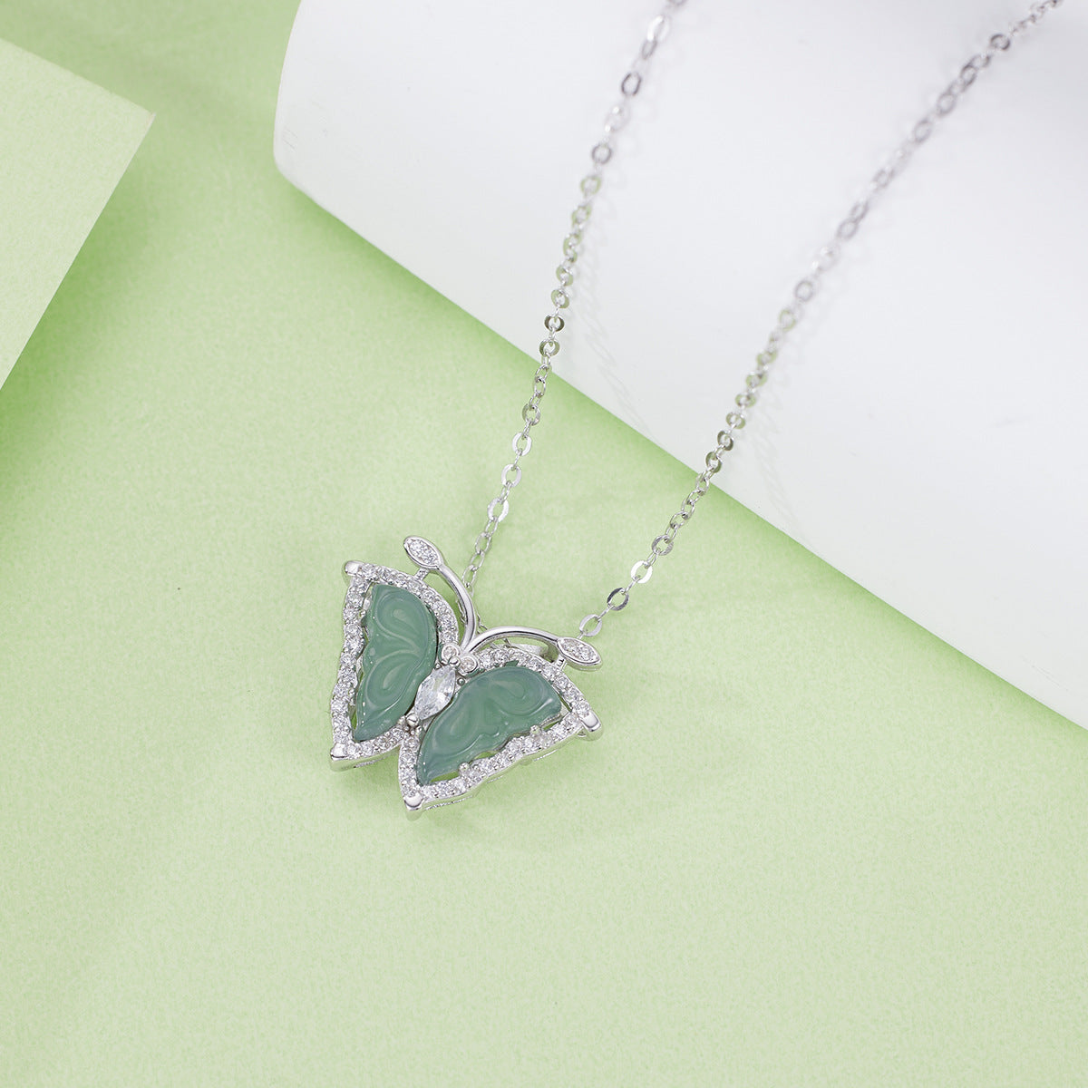 Damen Halskette mit kunstvollem Schmetterlingsanhänger aus grünem Jade und funkelnden Zirkonia Shop Nory