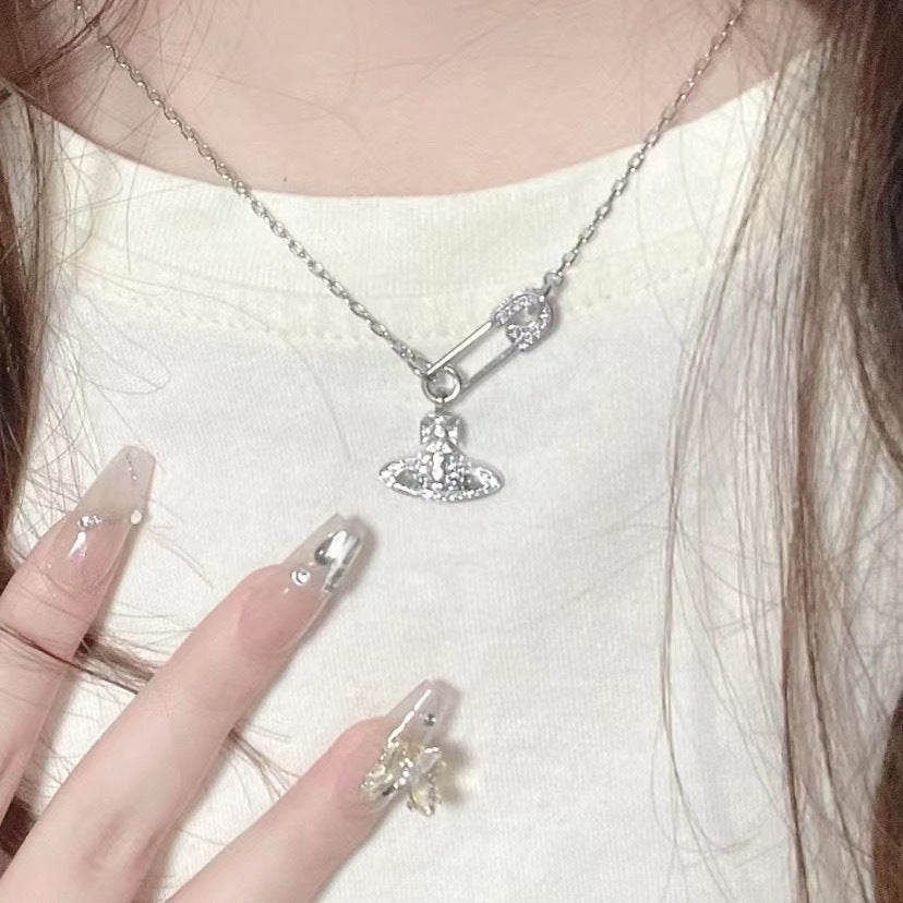 Damen Kette mit funkelndem Sicherheitsnadel-Anhänger und zarten Kristall-Details Shop Nory