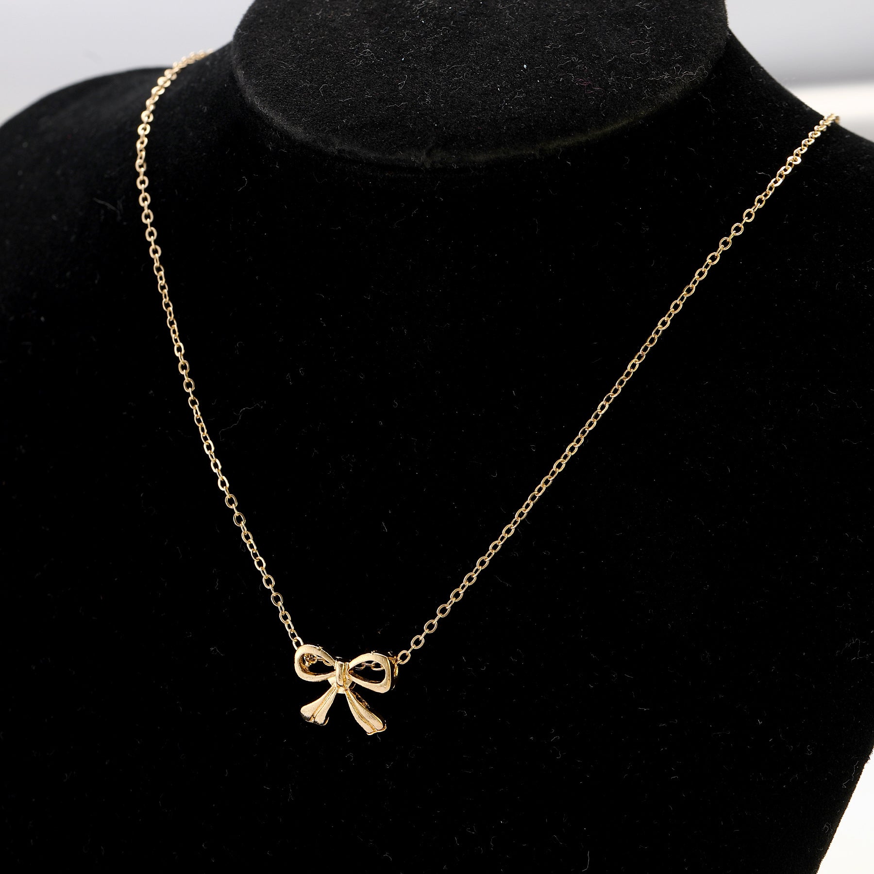 Damen Halskette mit herzförmigem Anhänger und funkelnden Akzenten Shop Nory