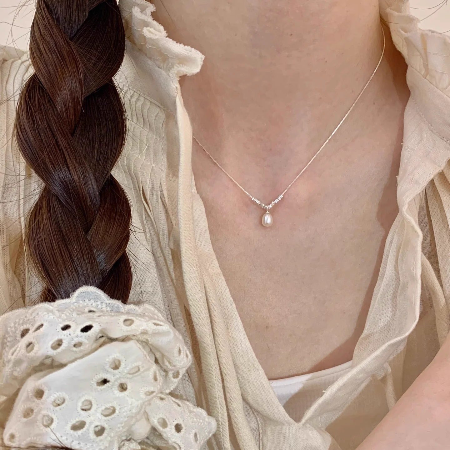 Damen Halskette mit zartem Perlenanhänger und exquisiten silbernen Details Shop Nory