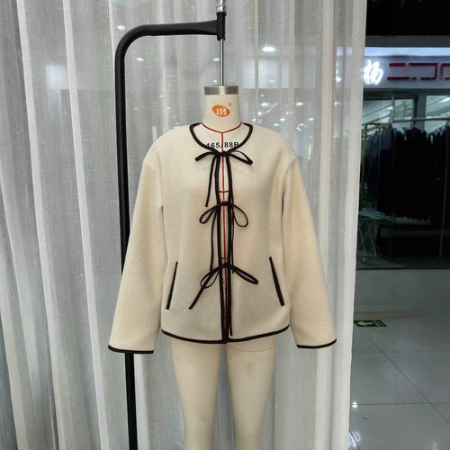Damen Kurz geschnittene Teddy-Fleece-Jacke mit Bindebändern und Kontrastpaspel Shop Nory