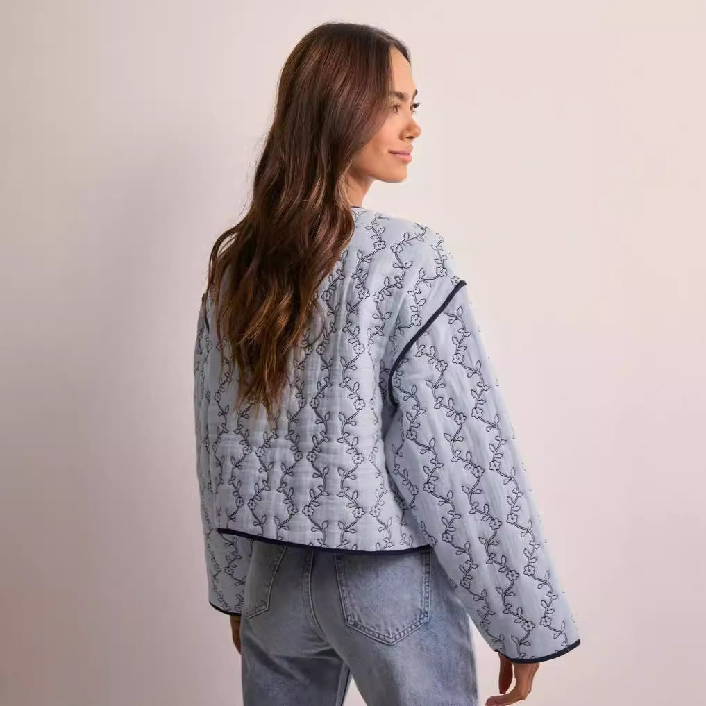 Damen gesteppte Kurzjacke mit V‑Ausschnitt, Kontrastpaspel und floraler Steppapplikation Shop Nory