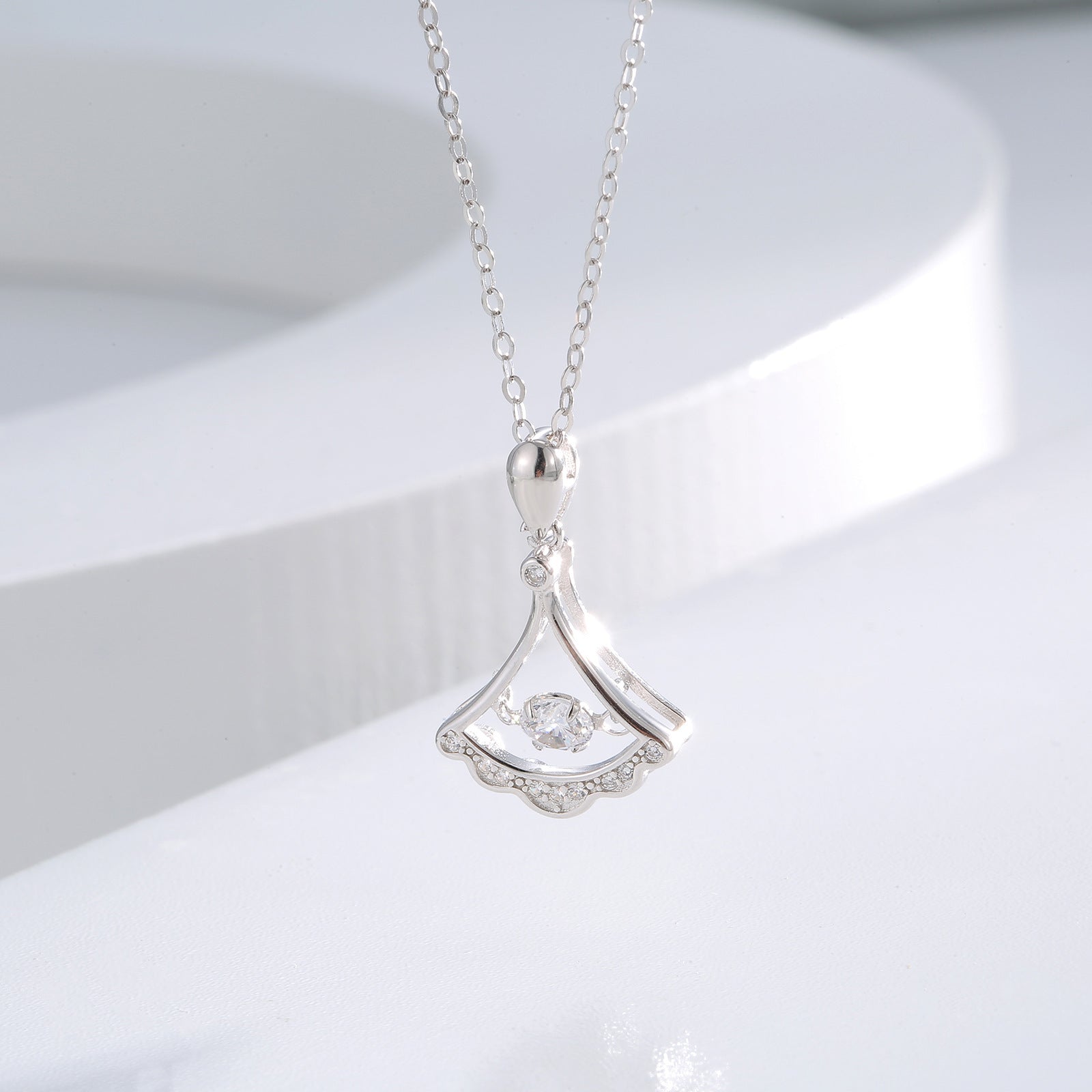 Damen Halskette mit kunstvollem Anhänger und funkelnden Swarovski-Kristallen Shop Nory