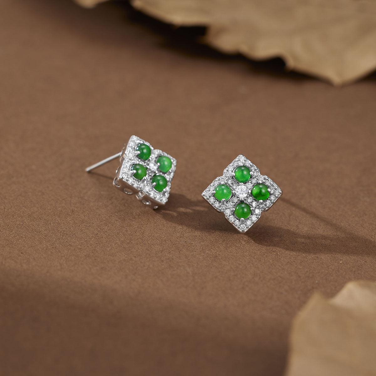 Damen Zarte Ohrringe mit grünem Jade-Edelstein und funkelnden Zirkonia-Elementen Shop Nory