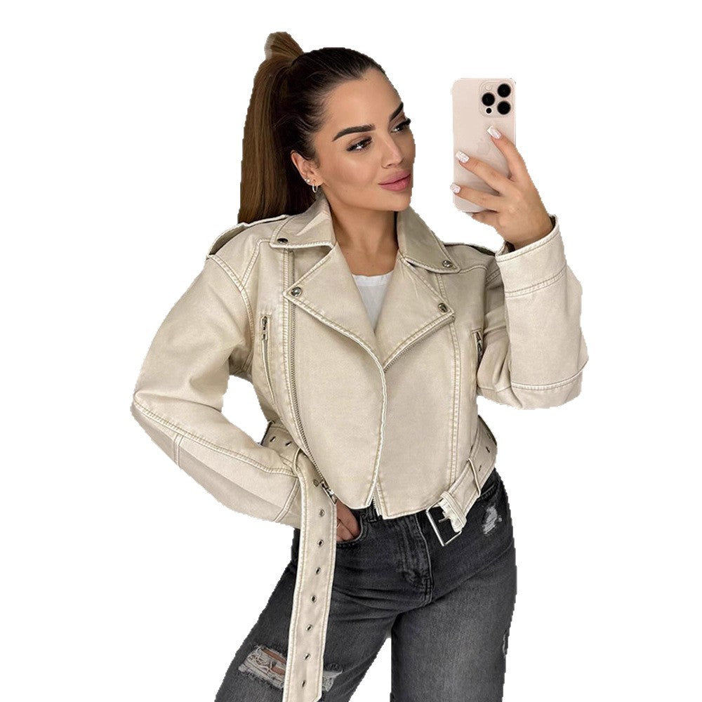 Damen Kurzschnitt Bikerjacke aus veganem Kunstleder mit breitem Taillengürtel und sichtbaren Ziernähten Shop Nory