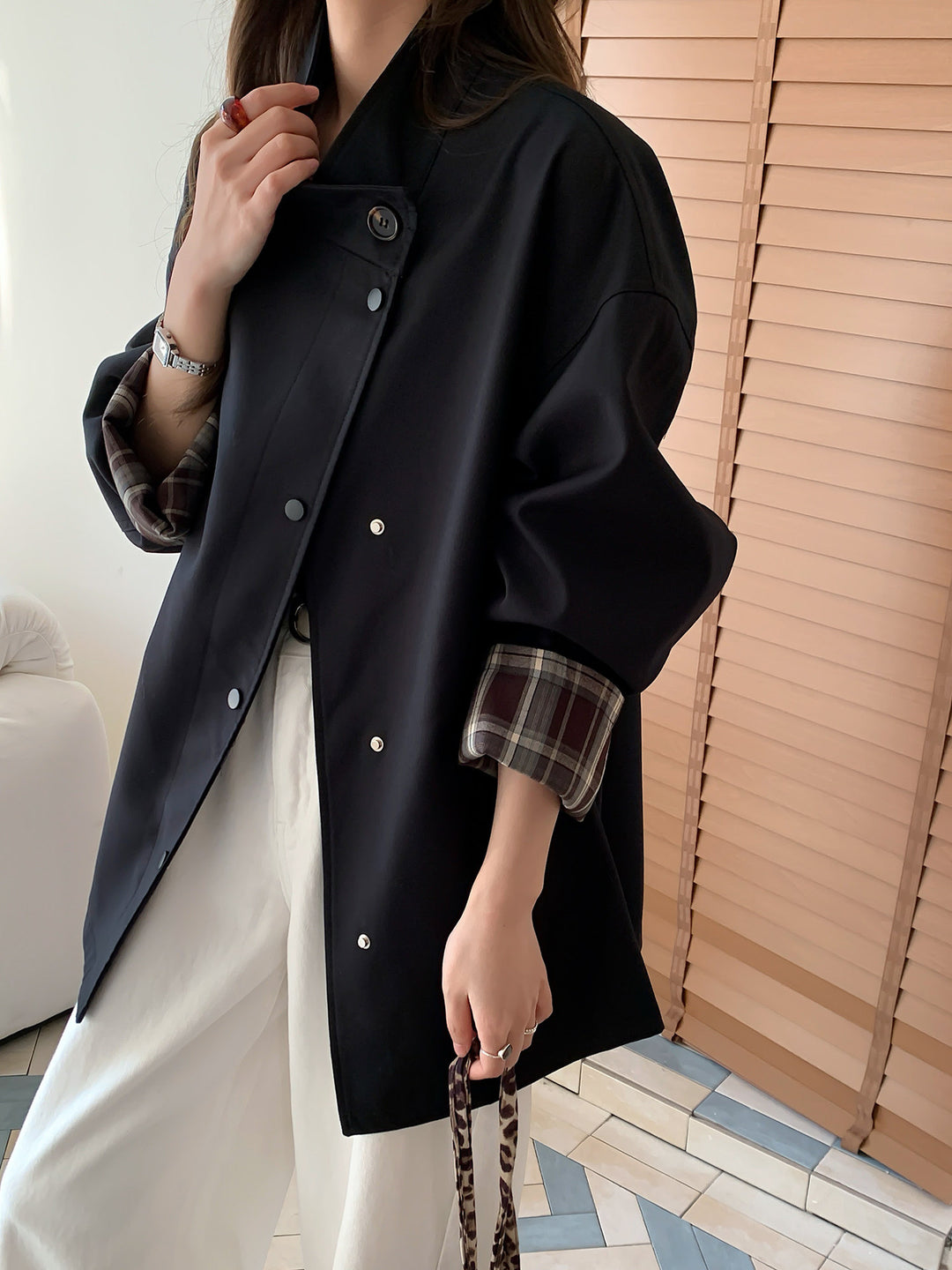 Damen Oversized Kurzjacke mit Druckknopfleiste und karierter Ärmelaufschlag Shop Nory