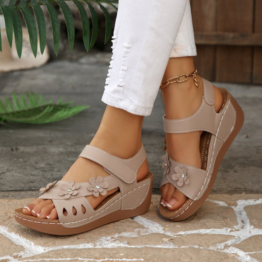 Damen Komfort-Wedgesandalen mit verstellbarem Klettverschluss und Blütenapplikation Shop Nory
