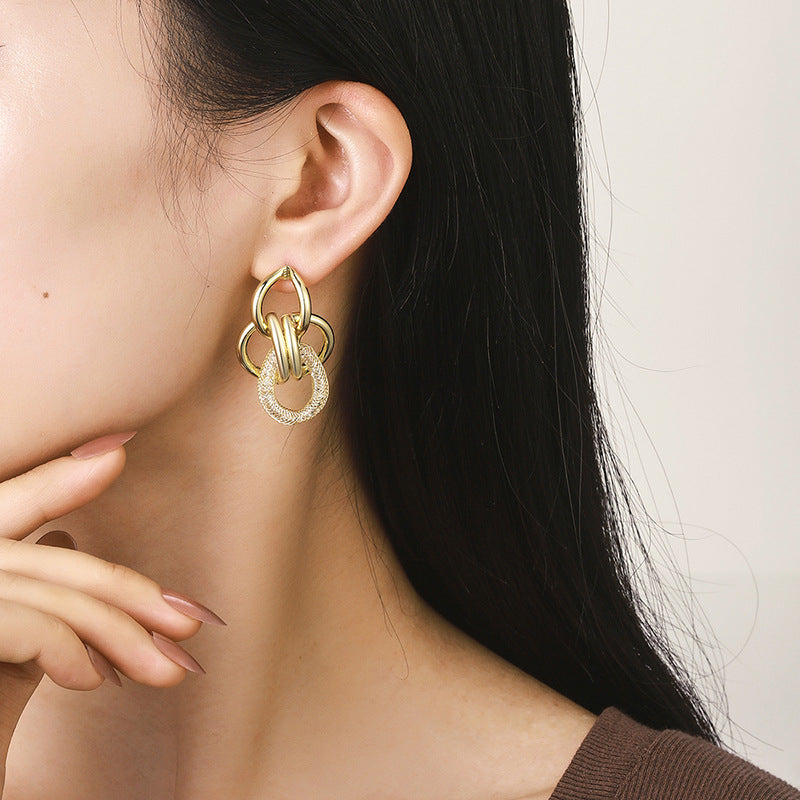Damen Hängende Ohrringe mit luxuriösem, skulpturalem Design Shop Nory