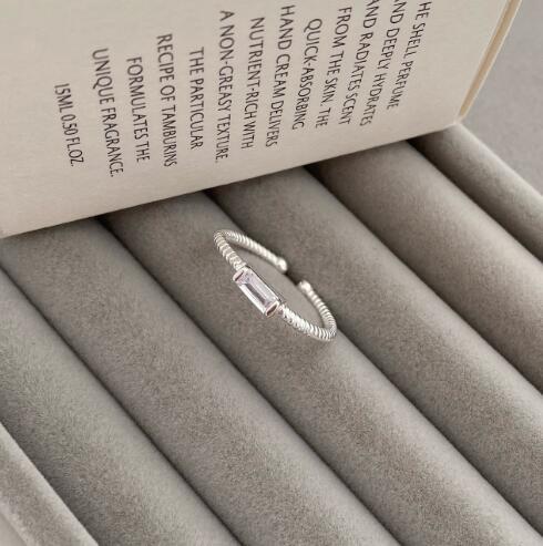 Damen Ring mit einzigartigem geschlungenen Design und funkelndem Stein Shop Nory