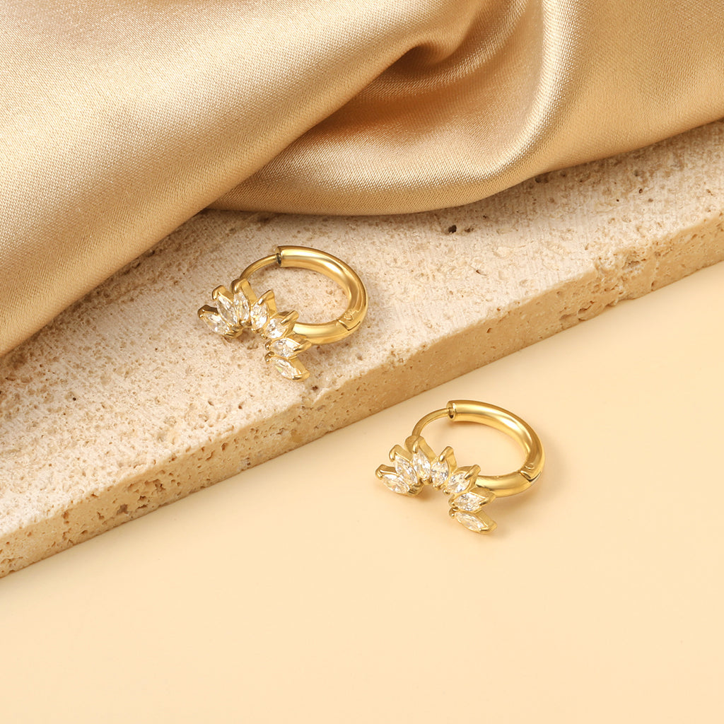 Damen Creolen mit funkelnden Zirkonia und goldplattierter Oberfläche Shop Nory