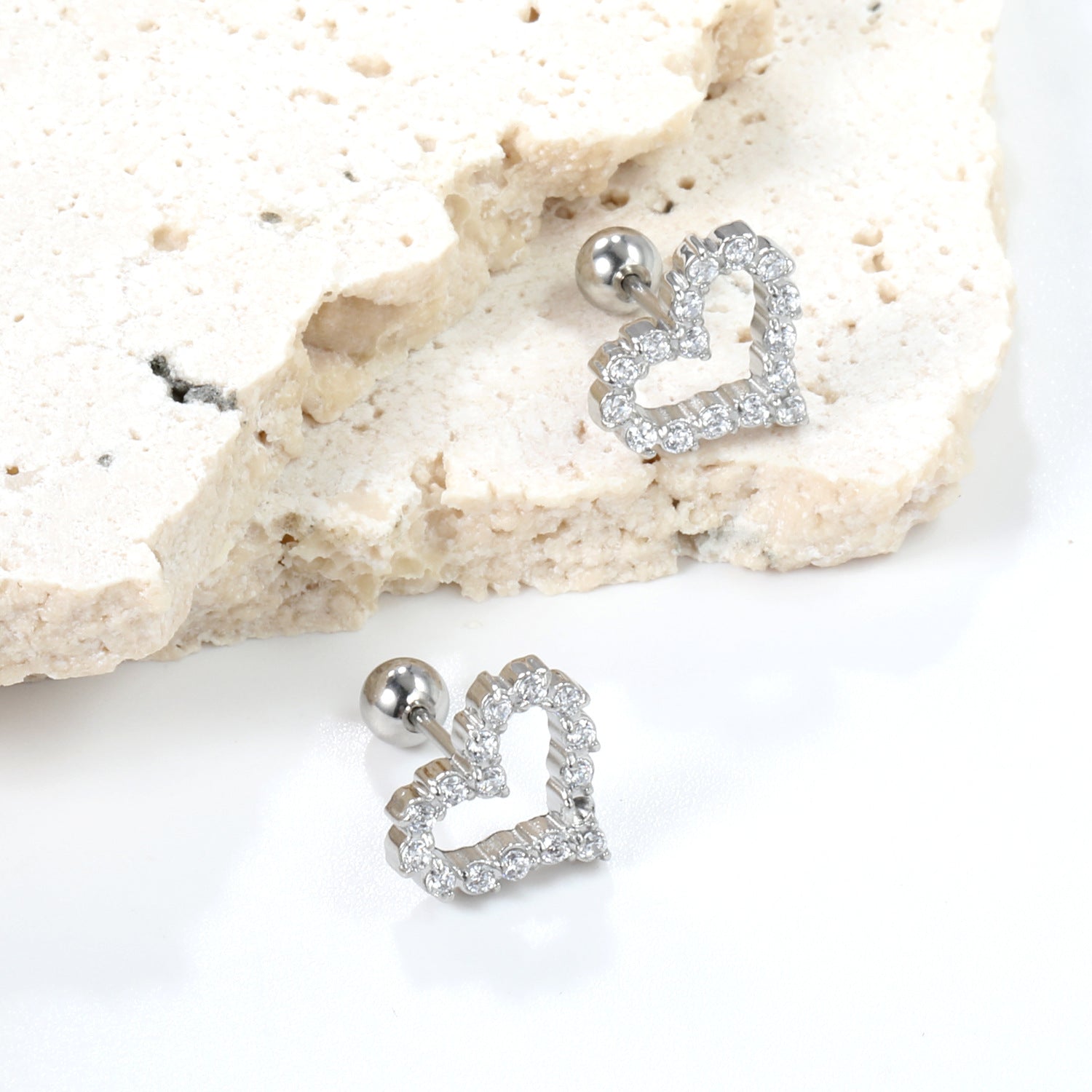 Damen Ohrstecker mit herzförmigem Design und funkelnden Kristallen Shop Nory