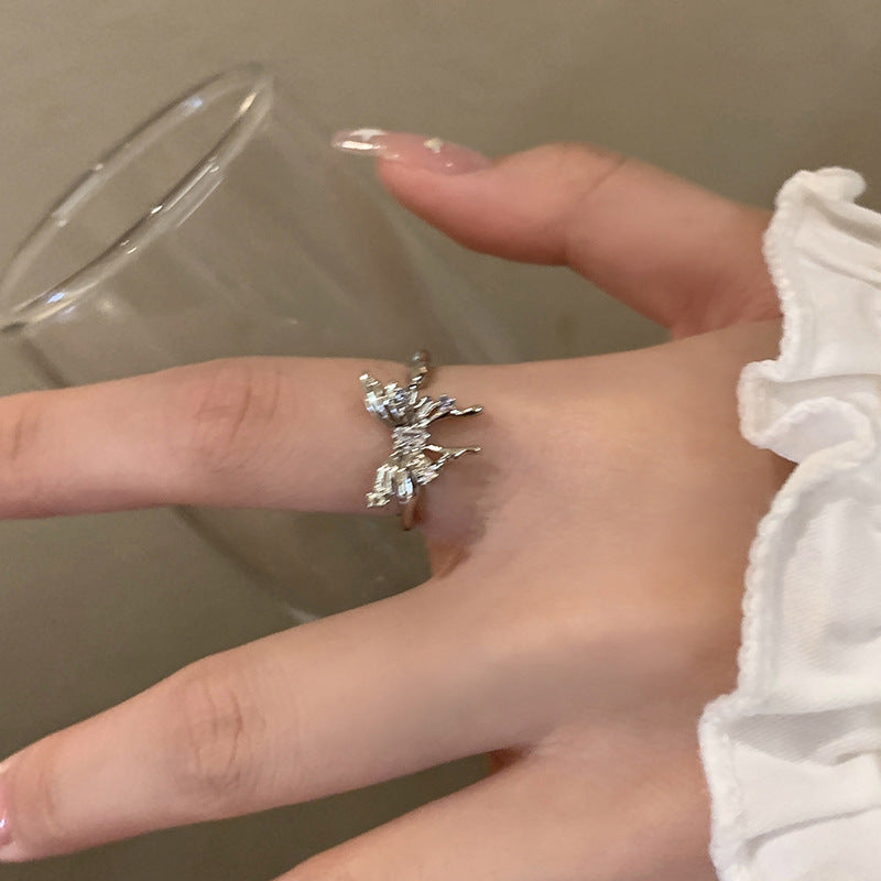 Damenring mit kunstvollem Schmetterlingsdesign und Glitzerakzenten Shop Nory