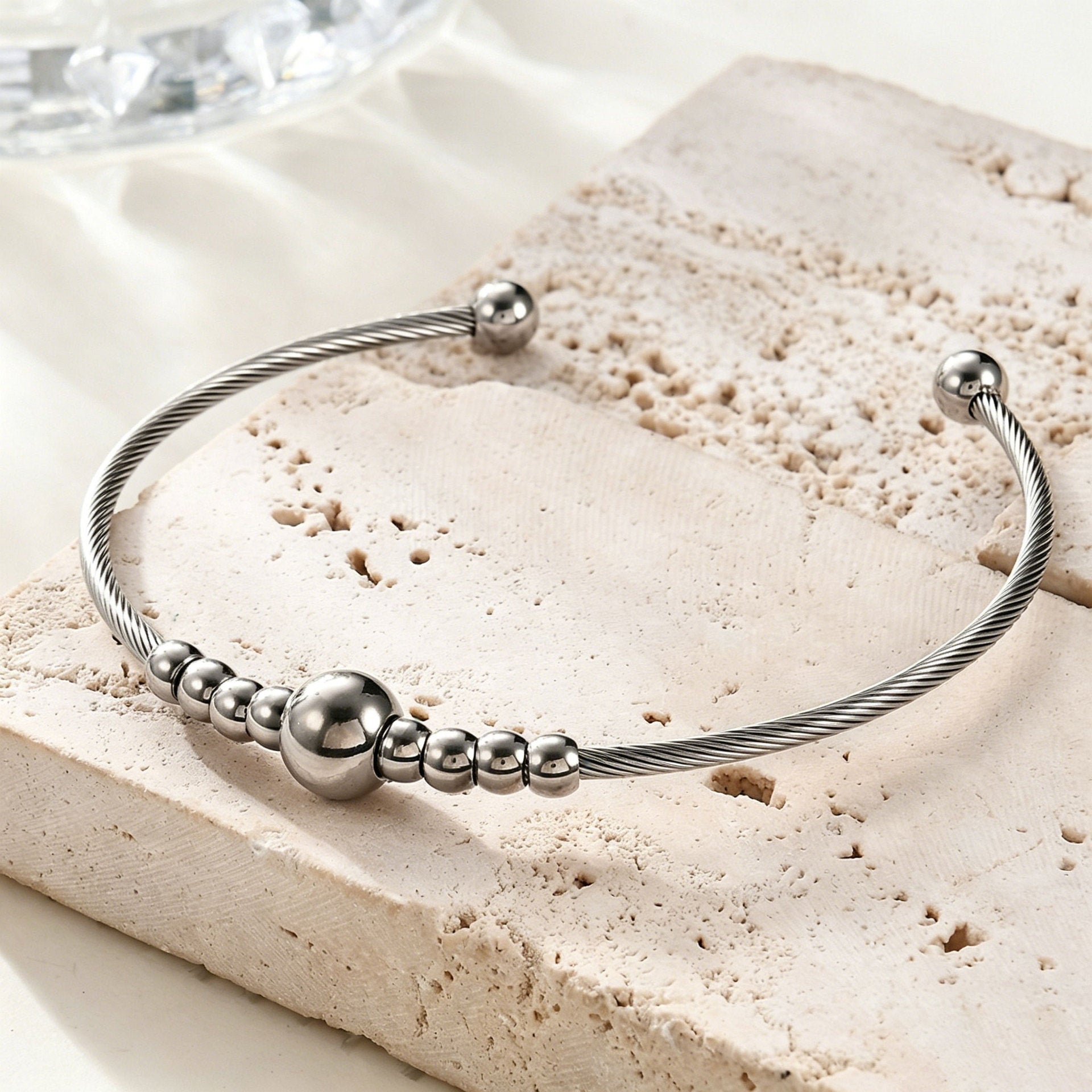 Damen Armreif mit elegantem Drahtdesign und funkelnden Kugeldetails Shop Nory