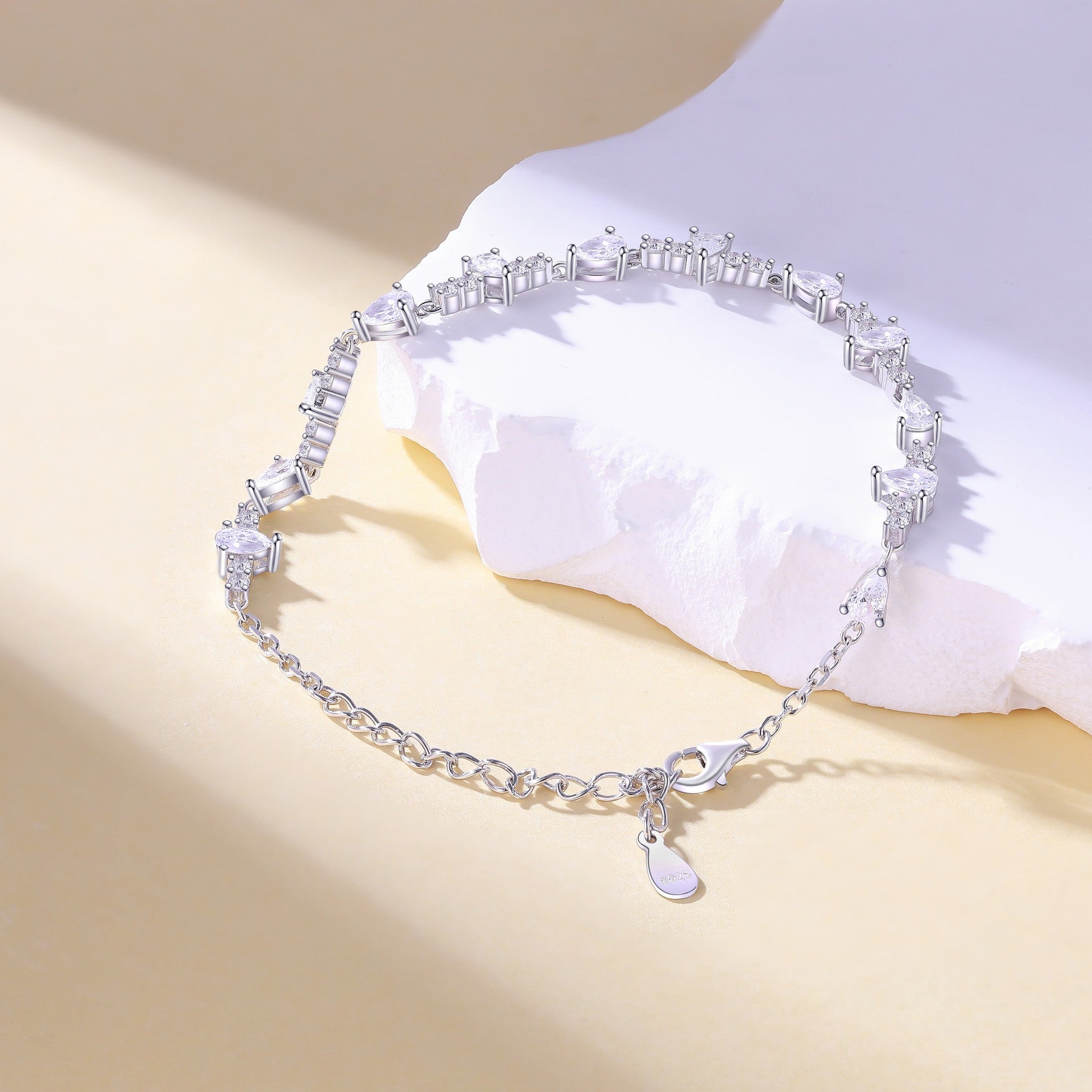 Damenarmband mit funkelnden, tropfenförmigen Zirkonia-Elementen Shop Nory