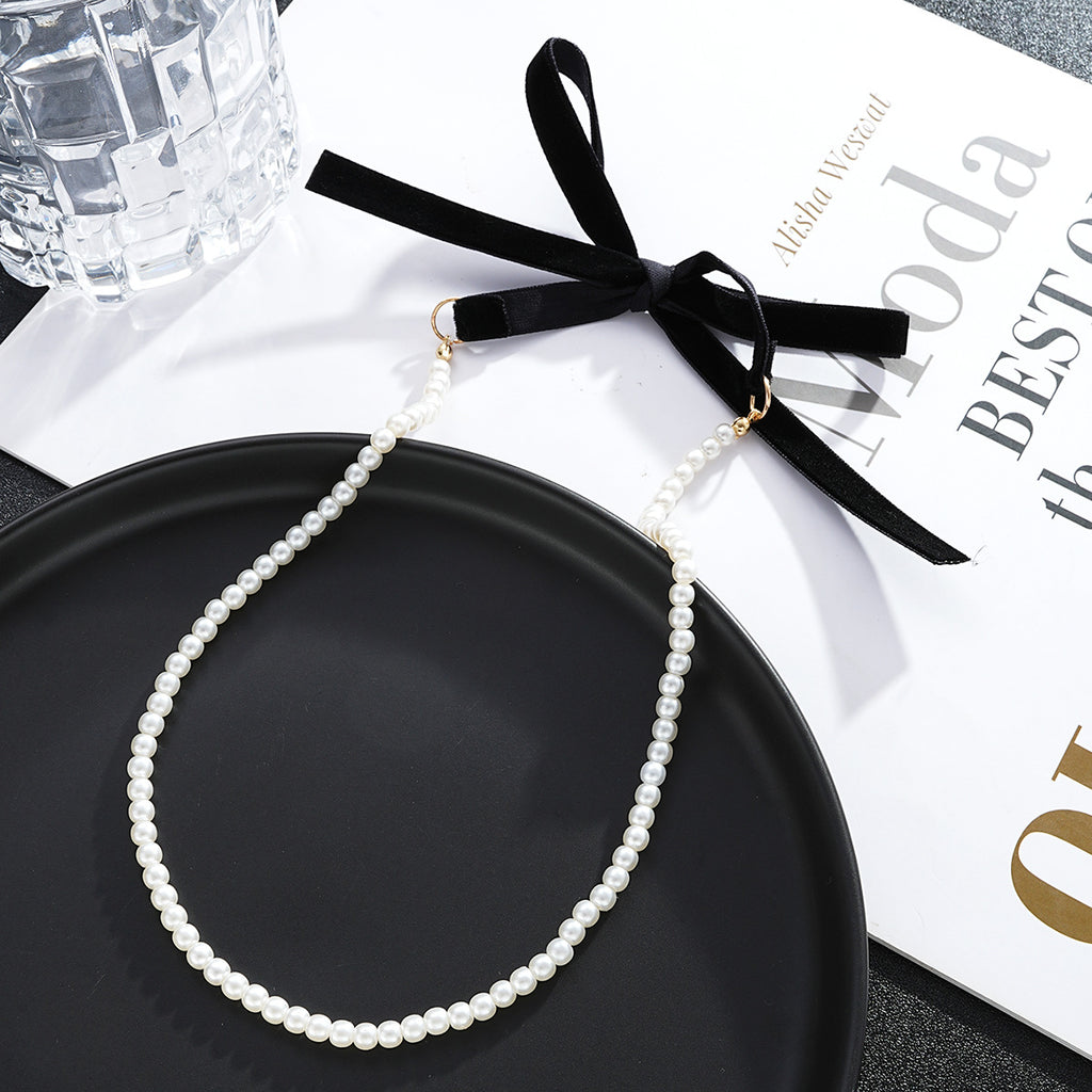 Damen Choker-Halskette mit eleganter Perlenreihe und samtigem Band Shop Nory