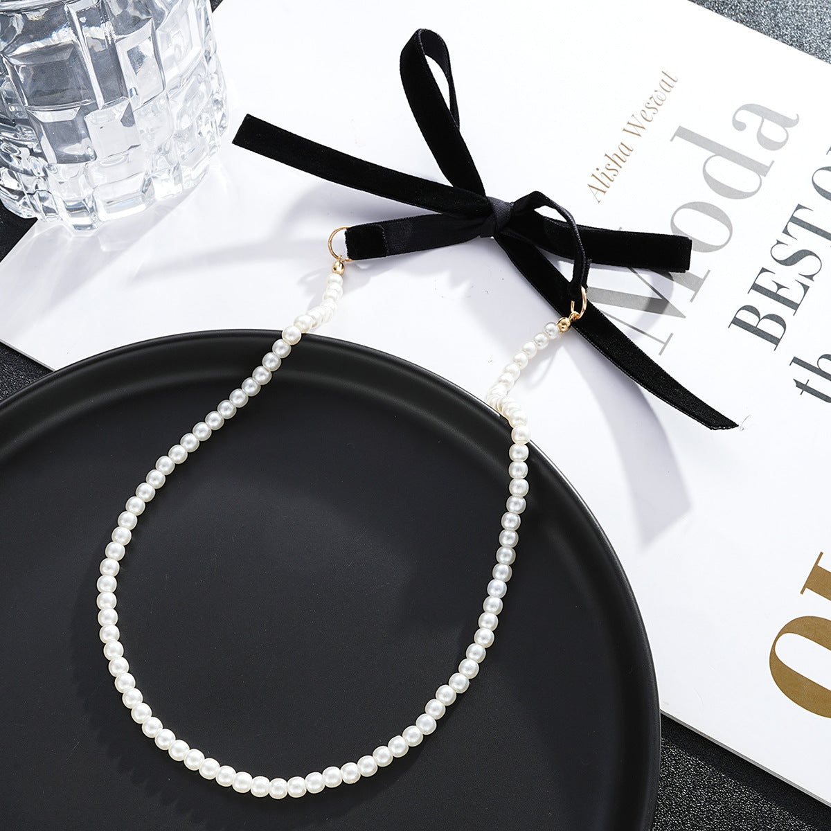 Damen Choker-Halskette mit eleganter Perlenreihe und samtigem Band Shop Nory