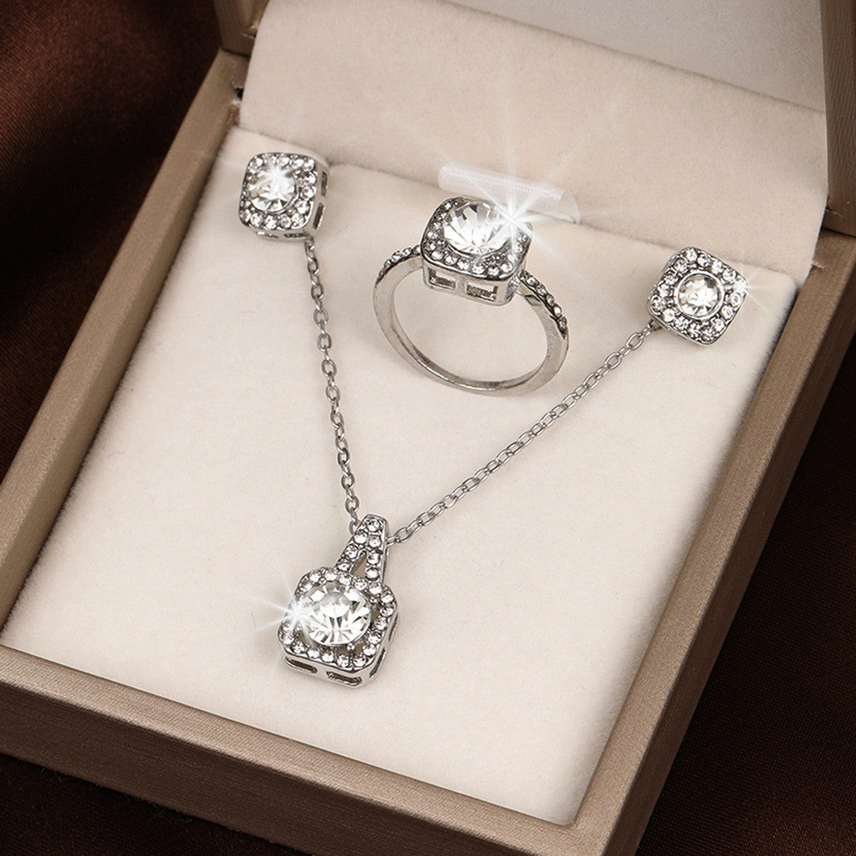 Damen Schmuckset mit funkelnden Zirkonia und eleganten Designs Shop Nory