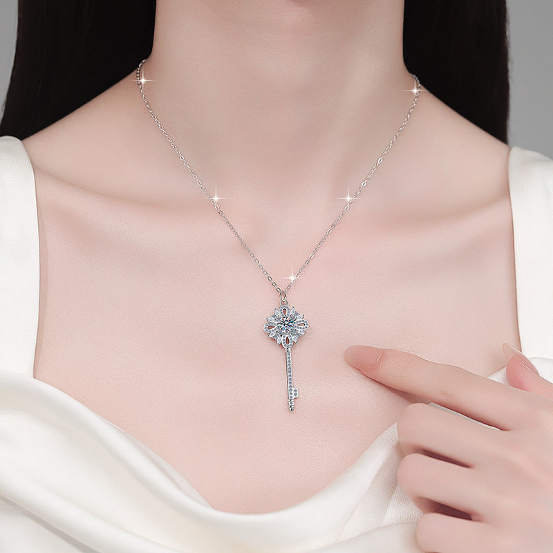 Damen Halskette mit funkelndem Schlüsselanhänger und luxuriösen Kristallverzierungen Shop Nory