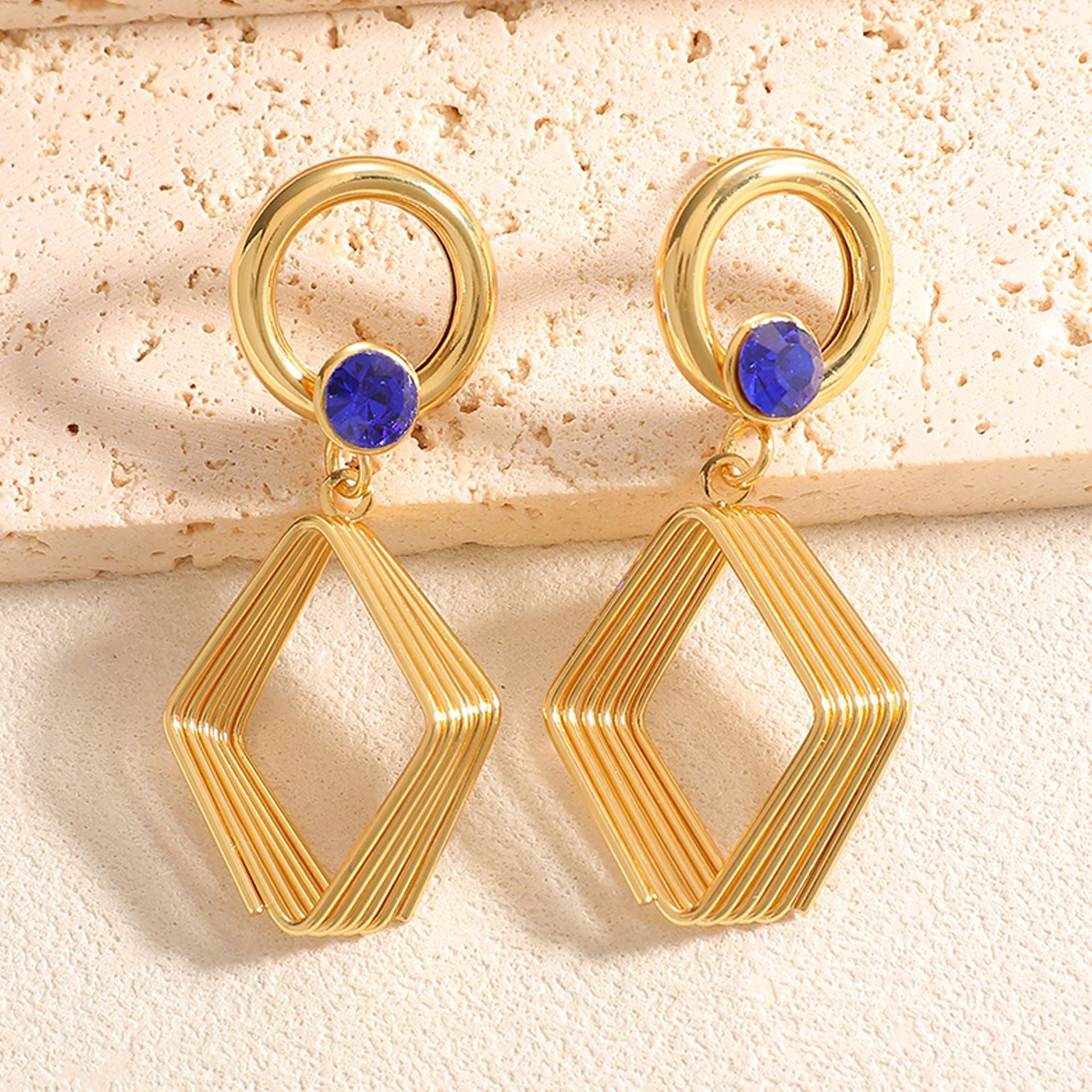 Damen Design Ohrringe mit geometrischem Drahtmotiv Shop Nory