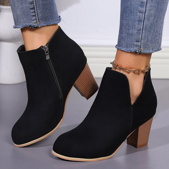 Damen Kurzstiefeletten mit V‑Ausschnitt, seitlichem Reißverschluss und robustem Blockabsatz Shop Nory