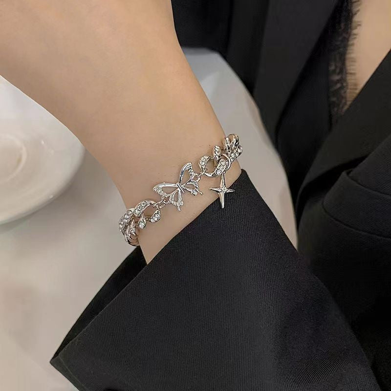Damen Elegantes Armband mit verspieltem Schmetterlingsanhänger und funkelnden Kristallen Shop Nory